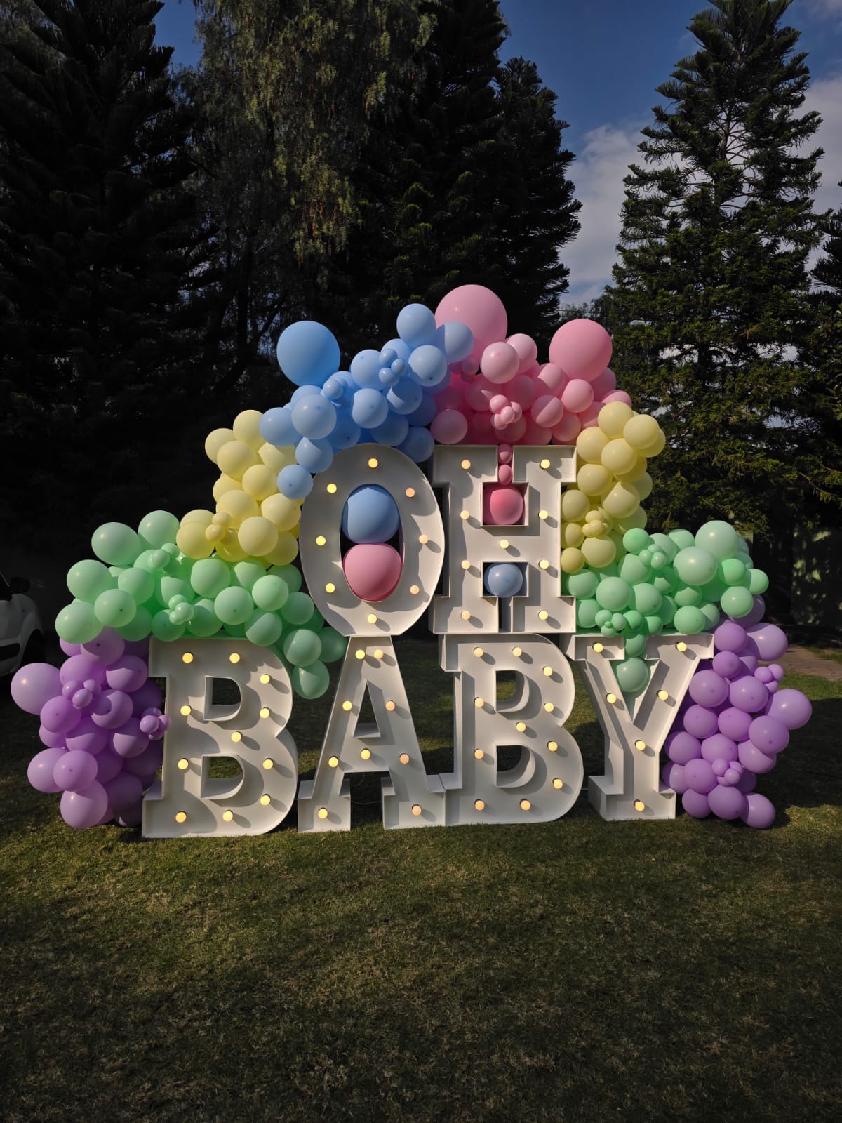 Montaje de decoración con arco de globos de colores