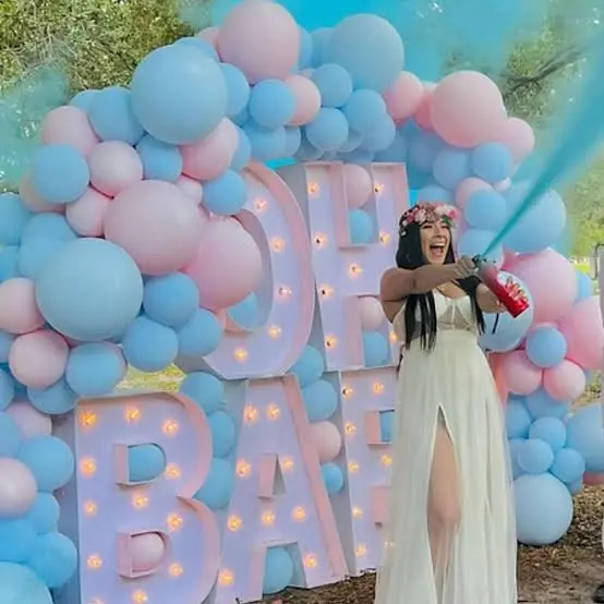 Montaje de decoración con arco de globos de colores y espuma de color