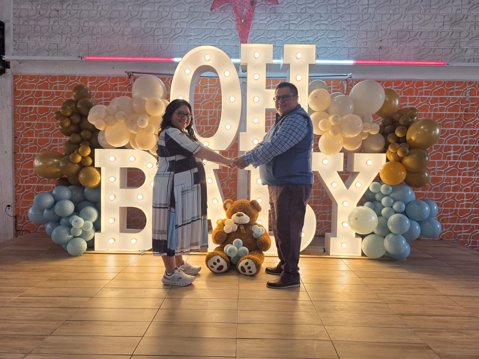 Letras gigantes OH BABY iluminadas para revelación de género